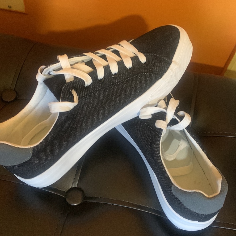 Brand new never worn canvas shoe - Picture 2 of 4
